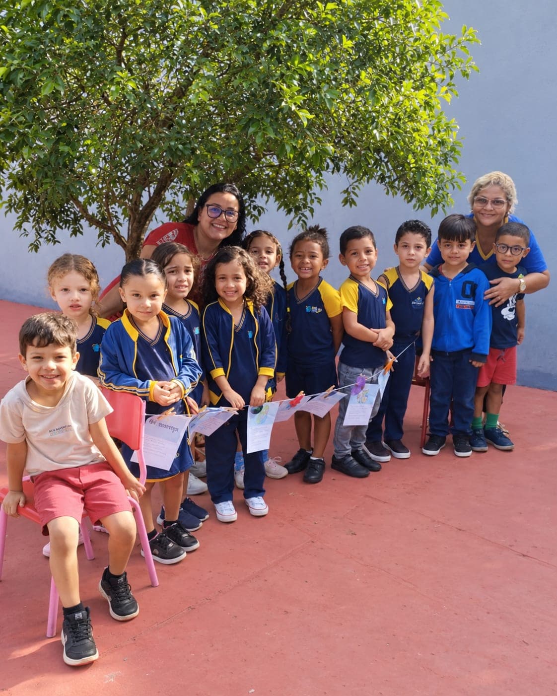 Turma da Eduque Já reunida em atividade escolar